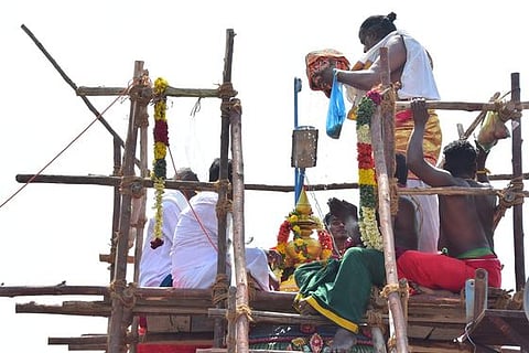 பிராட்டியூா் இரட்டைமலை ஒண்டிகருப்பு சுவாமி கோயிலில் புதன்கிழமை நடைபெற்ற குடமுழுக்கு.
