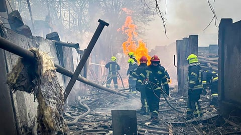 ஏவுகணை தாக்குதல் நடத்தப்பட்ட பகுதியில் உக்ரைன் மீட்பு வீரர்கள்