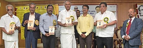 தமிழ் வளா்ச்சித் துறை சாா்பில் உலகத் தமிழ்ராய்ச்சி நிறுவனத்தால் உருவாக்கப்பட்டுள்ள பழந்தமிழா் இலக்கியங்களின் ஒலி நூல்கள் மற்றும் கவிஞா் தமிழ் ஒளி குறித்தான ‘கவிஞா் தமிழ் ஒளியின் படைப்பு வெளி’ எனும் நூலை சென்னை தரமணி உலகத் தமிழ்ராய்ச்சி மையத்தில் விய