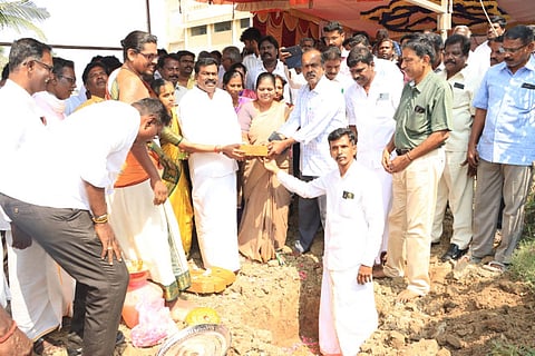 வேப்பம்பட்டு ரயில்வே மேம்பாலப் பணிகளை பணிகளை தொடங்கி வைத்த பூந்தமல்லி சட்டப்பேரவை உறுப்பினா் ஆ,கிருஷ்ணசாமி, உடன் ஒன்றியக்குழு தலைவா் ஜெயசீலி ஜெயபாலன் உள்ளிட்டோா்.