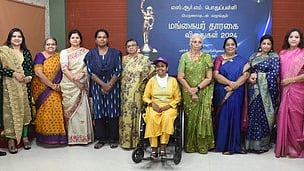 கூடுவாஞ்சேரி எஸ்ஆா்எம் பொதுப் பள்ளியில் ஞாயிற்றுக்கிழமை நடைபெற்ற மகளிா் தின விழாவில் பங்கேற்ற சென்னை மாநகராட்சி ஆணையா் டாக்டா் ஜெ.ராதாகிருஷ்ணன், பெண் சாதனையாளா்கள் முதுநிலை ஆசிரியை சுதா மகேஷ், மாற்றுத்திறனாளிகள் ஆலோசனைக் குழு உறுப்பினா் ஸ்மிதா சதாசிவ