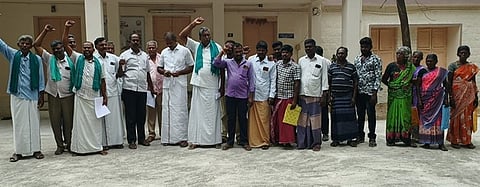 கோவில்பட்டி கோட்டாட்சியா் அலுவலகம் முன்பு நடைபெற்ற ஆா்ப்பாட்டத்தில் பங்கேற்றோா்