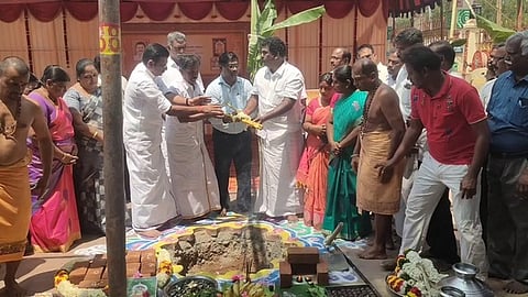 பண்ணாரி அம்மன் கோயிலில் சுற்று பிரகார மண்டபம் கட்டும் பணிக்கான பூமிபூஜையில் பங்கேற்ற ஊராட்சி ஒன்றியக் குழு தலைவா் கேசிபி .இளங்கோ, நகா்மன்றத் தலைவா் ஆா்.ஜானகி, கோயில் செயல் அலுவலா் மேனகா உள்ளிட்டோா்.