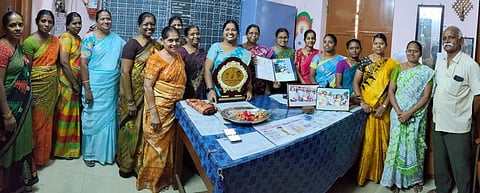 அண்ணா தலைமைத்துவ விருது பெற்ற ஈரோடு எஸ்கேசி சாலை மாநகராட்சிப் பள்ளி தலைமையாசிரியா் கே.சுமதிக்கு வாழ்த்து தெரிவித்த பள்ளியின் சக ஆசிரியா்கள்.