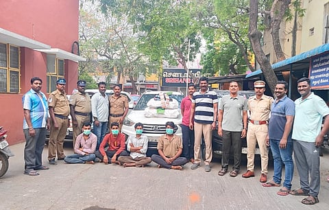 வாலாஜாப்பேட்டை அருகே காரில் குட்கா, பான்மசாலா கடத்தல்: 3 கார் பறிமுதல்; 4 பேர் கைது