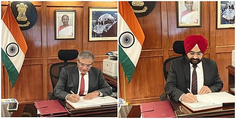 இந்திய தேர்தல் ஆணையத்தின் புதிய தேர்தல் ஆணையர்களாக பதவியேற்றுக்கொண்ட ஞானேஷ்குமார் மற்றும் சுக்பீர்சிங் சாந்து.