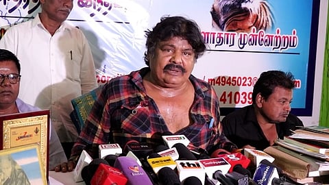 கிளியை வளர்த்து வேறு கையில் கொடுத்து விட்டார் நாட்டாமை: மன்சூர் அலிகான்