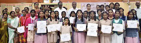 கலைத் திருவிழா போட்டிகளில் வென்ற மாணவ, மாணவிகளுக்கு பாராட்டுச் சான்றிதழ் வழங்கிய மாவட்ட ஆட்சியா் தெ.பாஸ்கர பாண்டியன்.