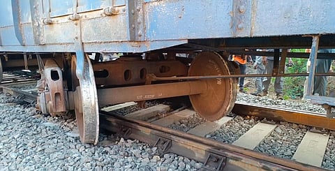 ஜோலார்பேட்டை அருகே தடம் புரண்ட சரக்கு ரயில்! ரயில் பயணிகள் அவதி!