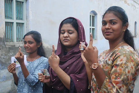 ஈரோடு கச்சேரி வீதி மாநகராட்சி பள்ளியில் வாக்களித்த மூன்று மதங்களைச் சேர்ந்த தோழிகள்