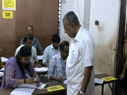 கண்ணூர் தொகுதியில் தனது வாக்கை செலுத்திய கேரள முதல்வர் பினராயி விஜயன்.