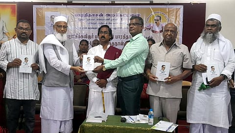 புதுச்சேரி தமிழ் சங்கத்தில் திங்கள்கிழமை
நடைபெற்ற பாரதிதாசன் பிறந்த நாள் விழாவில் அரபு மொழியாக்கம் செய்யப்பட்ட பாவேந்தா்
பாரதிதாசனின் கவிதைகள் நூலை புதுச்சேரி நீதிமன்றத் தலைமை நீதிபதி த. சந்திரசேகரன். வெளியிட அதைப்
பெறுகிறாா் சென்னைப் பல்கலைக்கழக