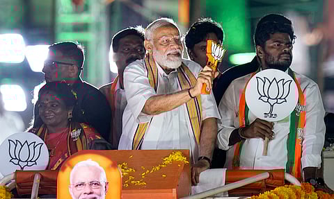 சென்னை தியாகராய நகரில் பட்டு வேட்டி, சட்டை அணிந்து வாகனப் பேரணையில் பங்கேற்ற பிரதமர் மோடி.