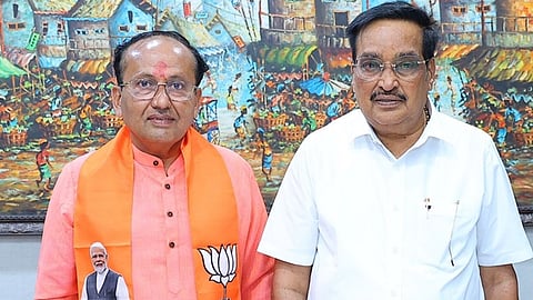 முகேஷ் தலால் (இடது)