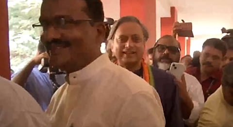 வரிசையில் நின்று வாக்களித்த சசி தரூர்!