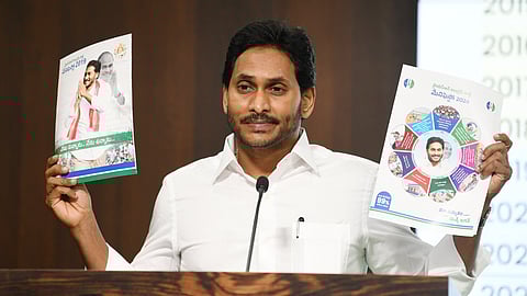 மக்களை கவரும் வாக்குறுதிகள் என்னென்ன? தேர்தல் அறிக்கையை வெளியிட்டார் ஆந்திர முதல்வர்
