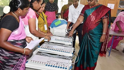 மக்களவை, பேரவைக்கு ஒரே நேரத்தில் வாக்குப் பதிவு: தமிழகத்தில் தோ்தல் வரலாறு சொல்வது என்ன?