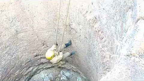 மீட்புப் பணியில் தீயணைப்பு வீரர்