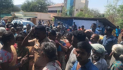 சந்திரப்பிள்ளை வலசு கிராமத்தில் குடிநீர் வழங்கக் கோரி சாலை மறியலில் ஈடுபட்ட கிராம மக்கள்.
