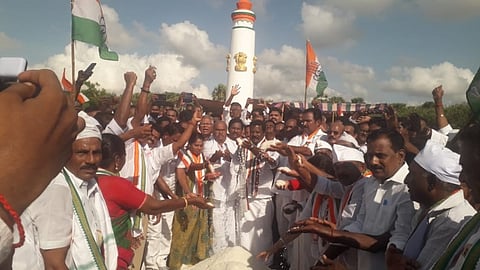 அகஸ்தியம்பள்ளி நினைவு தூண் அருகே உப்பு அள்ளி தியாகிகளுக்கு அஞ்சலி செலுத்திய காங்கிரஸ் கமிட்டித் தலைவர் செல்வபெருந்தகை, முன்னாள் அமைச்சர் கே.வி.தங்கபாலு, முன்னாள் எம்.பி, பி.வி. ராசேந்திரன் உள்ளிட்ட காங்கிரஸார்.