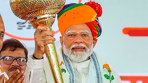 ராஜஸ்தானின் டோங்க் பகுதியில் செவ்வாய்க்கிழமை பிரசாரத்தில் ஈடுபட்ட பிரதமா் மோடி.