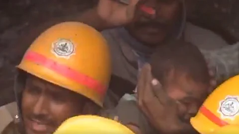 ஆழ்துளை கிணற்றில் தவறி விழுந்த குழந்தை உயிருடன் மீட்பு