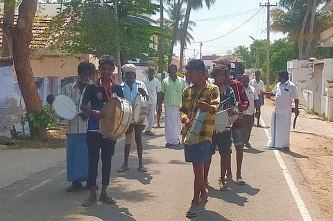 வாழப்பாடியில் மழை வேண்டி முன்னோர் வழக்கப்படி எல்லைச்சாமிக்கு பலி கொடுக்க மேள வாத்தியம் முழங்க பன்றியை கொண்டு சென்ற கிராம மக்கள்.