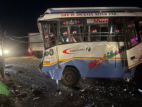 வாழப்பாடி அருகே விபத்துக்குள்ளான சுற்றுலா வேன்.