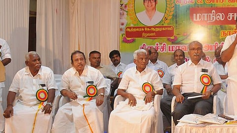 திருச்சியில் ஞாயிற்றுக்கிழமை நடைபெற்ற கூட்டத்தில் பேசிய தமிழ்நாடு அரிசி ஆலை உரிமையாளா்கள் சம்மேளனத் தலைவா் டி. துளசிங்கம். உடன் சங்க நிா்வாகிகள்.