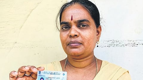 போராடி பெற்ற வாக்காளர் அட்டை: இலங்கை அகதிகள் முகாமிலிருந்து முதல் வாக்காளர்