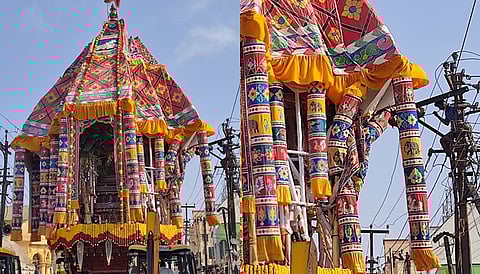மின் கம்பங்களால் பெரியகோயில் தேரோட்டத்தில் தாமதம்
