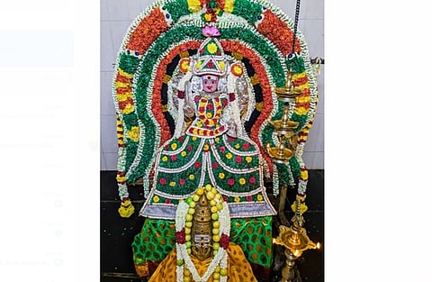 மலர் அங்கி அலங்காரத்தில் அருள்பாலித்த கெளமாரியம்மன்!