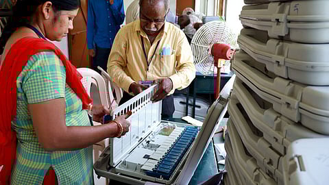 வாக்குப் பதிவு இயந்திரங்களில் வேட்பாளா்களின் வண்ணப் புகைப்படம்: பிகாா் தோ்தலில் அறிமுகம்