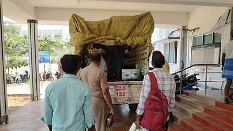 தேனியில் வாக்குப்பதிவு இயந்திரங்கள் அனுப்பி வைக்கப்படும் காட்சி