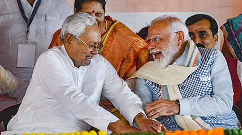 பிரதமா் நரேந்திர மோடியுடன், பிகாா் முதல்வா் நிதீஷ் குமாா்.