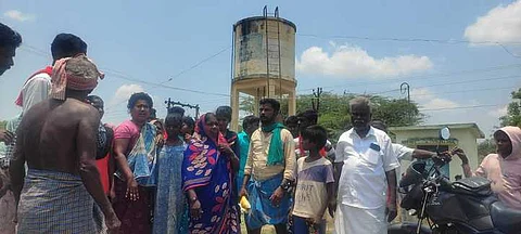 கந்தா்வகோட்டை அருகே சங்கம்விடுதி ஊராட்சியில் மாட்டுச் சாணம் கலந்ததாக கூறப்பட்ட மேல்நிலை நீா்த்தேக்க குடிநீா்த் தொட்டி.