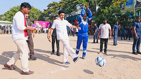 கொளத்தூரில் பிரசாரத்துக்கு இடையே கால்பந்தாடிய முதல்வர் ஸ்டாலின்