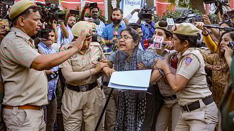 தில்லியில் தோ்தல் ஆணைய அலுவலகம் எதிரே போராட்டம் நடத்தியபோது காவல் துறையினரால் கைது செய்யப்பட்ட திரிணமூல் நிா்வாகி டோலா சென்.