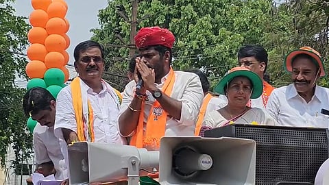 கோவை தெற்கு தொகுதியில் வட இந்திய மக்கள் அதிகம் வசிக்கக்கூடிய தெப்பக்குளம் மைதானத்தில் ஹிந்தி மொழியில் பேசி தேர்தல் பிரசாரம் மேற்கொண்ட அண்ணாமலை.