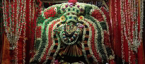 நீடாமங்கலம் சதுர்வேதவினாயகர் மகாமாரியம்மன் கோயிலில் நடைபெற்ற புஷ்பபல்லக்கு விழாவில் பல்லக்கில் எழுந்தருளி பக்தர்களுக்கு அருள் பாலித்த மகாமாரியம்மன்.