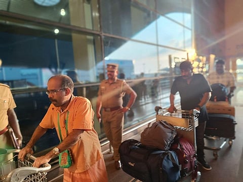 சென்னை விமான நிலையத்தில் முருகன், ஜெயக்குமார், ராபர்ட் பயஸ்.