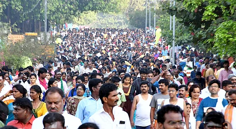 கிரிவலம் செல்லும் பக்தா்கள்.