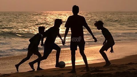 இயல்பாக இயங்கட்டும் இளையோா்