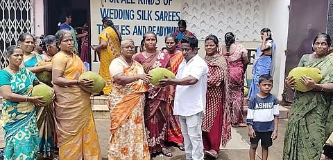 படம் பார்க்க வந்தவர்களுக்கு பலாப்பழம் கொடுத்த சந்தானம் ரசிகர்கள்