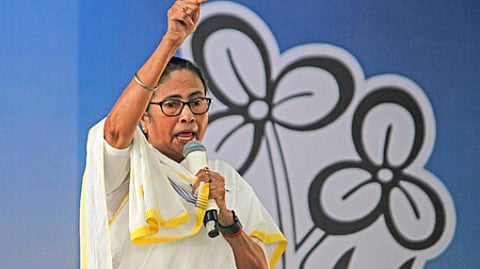 மம்தா பானா்ஜி.