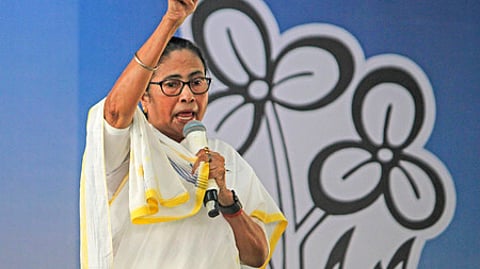 மம்தா பானா்ஜி.