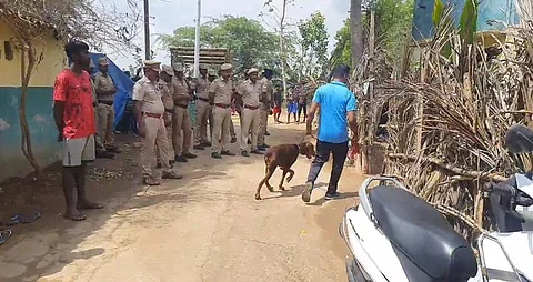 பெண் கொலை செய்யப்பட்டதைத் தொடர்ந்து அங்கு சோதனையில் ஈடுபட்ட போலீஸார்.