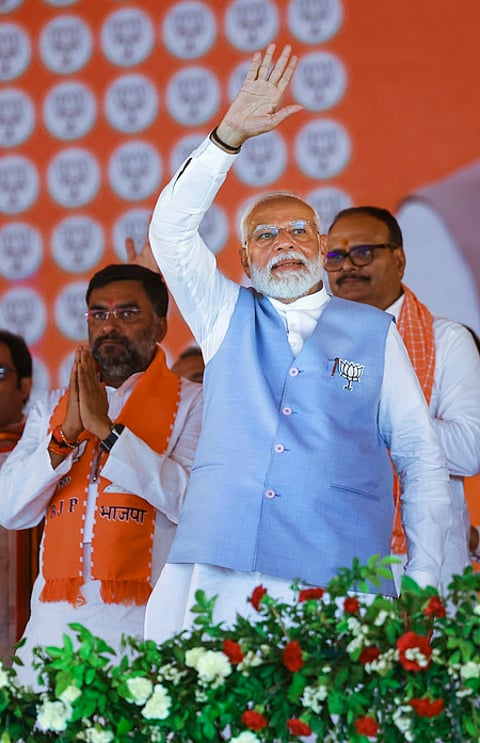 உத்தர பிரதேச மாநிலம், ஹமீா்பூரில் நடைபெற்ற பிரசார பொதுக்கூட்டத்தில் பிரதமா் மோடி.