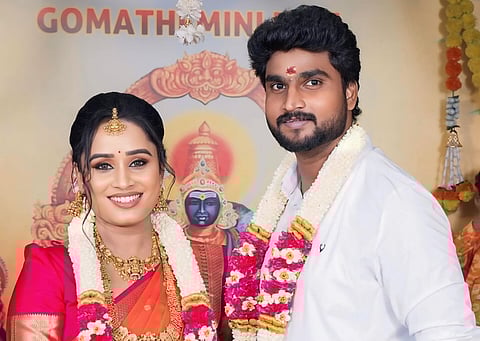 சீரியலை தொடர்ந்து, நிஜ வாழ்க்கையிலும் மருமகளாகும் நடிகை!
