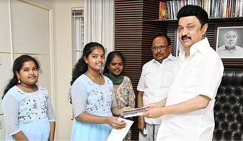 தேக்காட்டூர் இலங்கை தமிழர் மறுவாழ்வு இல்லத்தில் வசிக்கும் மாணவி சு. ஷரினாகிறிஸ்ட்-க்கு கற்பக விநாயகா மருத்துவ அறிவியல் கல்லூரியில் பி.எஸ்சி., (மயக்க மருந்தியல்) பட்டப்படிப்பு படித்திட உதவி செய்து, அந்த கல்லூரியில் படிப்பதற்கான சேர்க்கை ஆணையினை வழங்கிய முதல்வர் மு.க.ஸ்டாலின்.